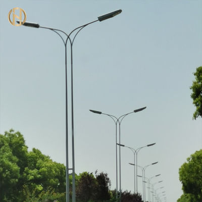 จุ่มร้อนชุบสังกะสีโคมไฟถนนกลางแจ้งโพสต์ 6M-10M อายุการใช้งานนาน