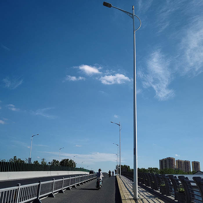 การออกแบบแบบที่สามารถปรับปรุงได้ สายไฟถนนด้วยเหล็กเหล็กกระปุกร้อนสําหรับแสงสว่างกลางแจ้งที่มีประสิทธิภาพสูง