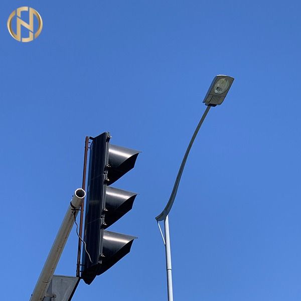 ASTM A123 Q345B ไฟถนน LED โคมไฟทางหลวงโพสต์แขนตรง