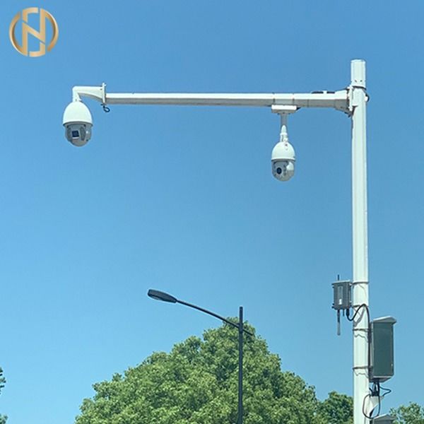 ชุบสังกะสีแบบจุ่มร้อน Astm Gr65 7.8m Cantilever Traffic Light Pole